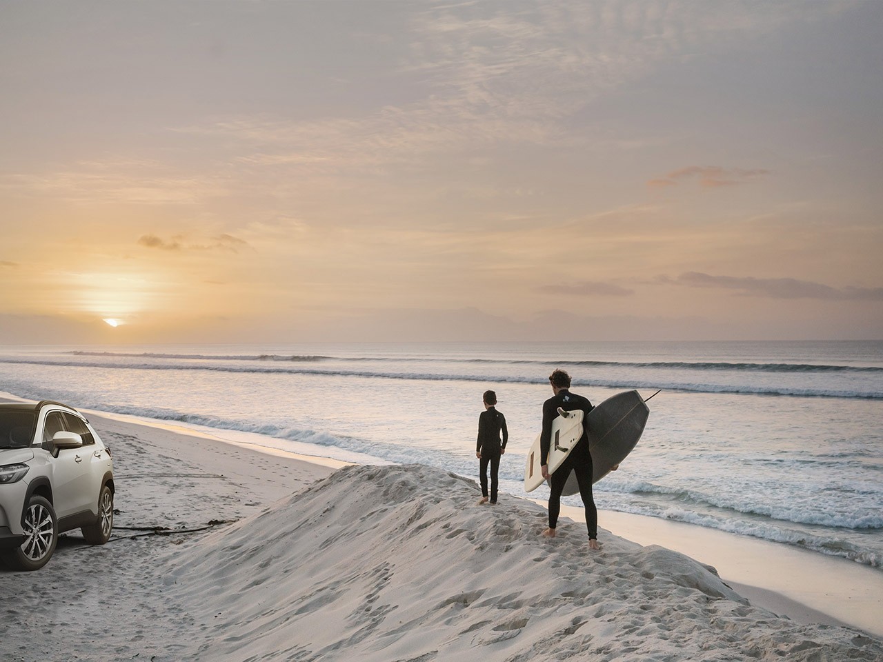 zwei Surfer laufen am Strand