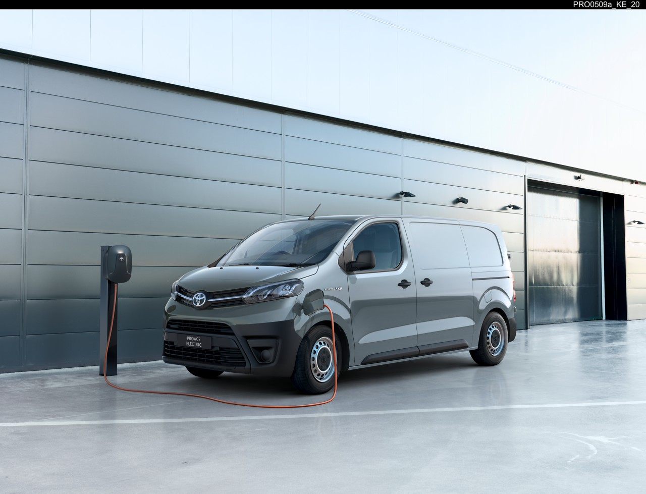 Grauer Toyota Proace Electric an Ladestation