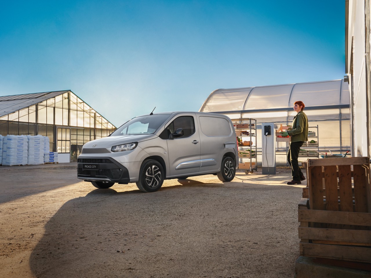 Toyota Proace City vor Gewächshaus