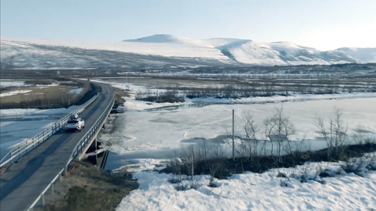 E-Auto fährt durch Winterlandschaft