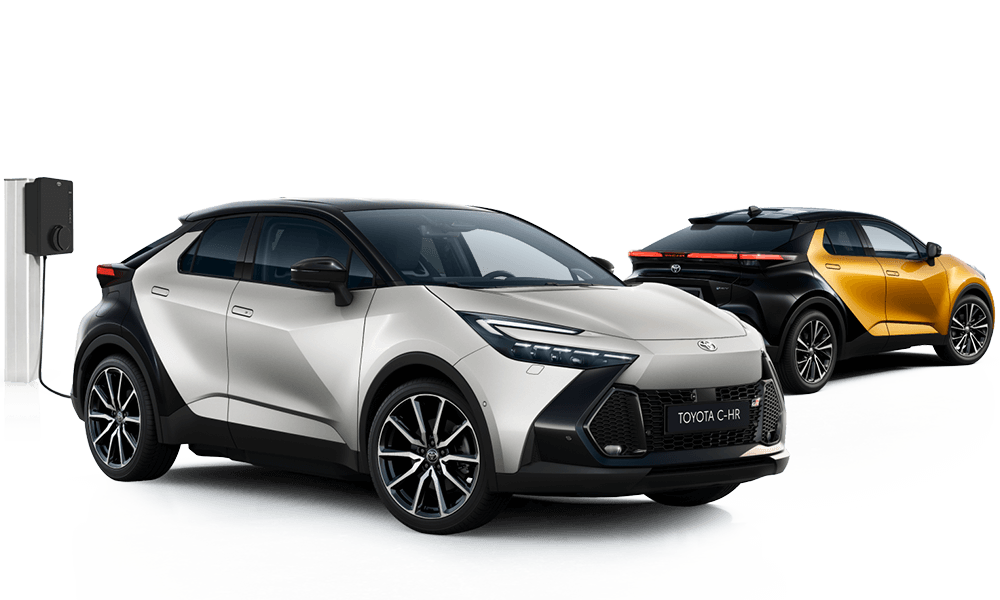 Ein silberner Toyota C-HR steht neben einer Ladesäule, dahinter steht ein schwarz-orangener Toyota C-HR