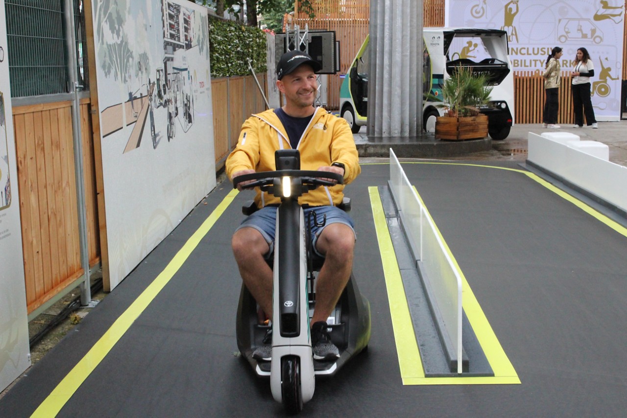 Mitarbeiter vom Autohaus Schmidt in Nieder-Olm testen die Angebote im Mobility Park