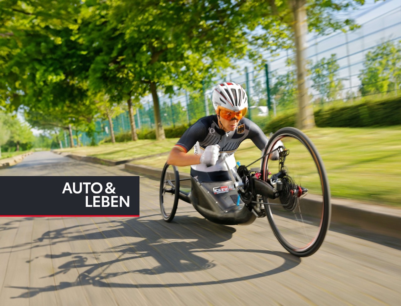 Andrea Eskau fährt mit ihrem Handbike auf einem Radweg