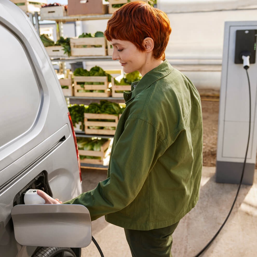 Frau lädt den Proace City Verso Electric