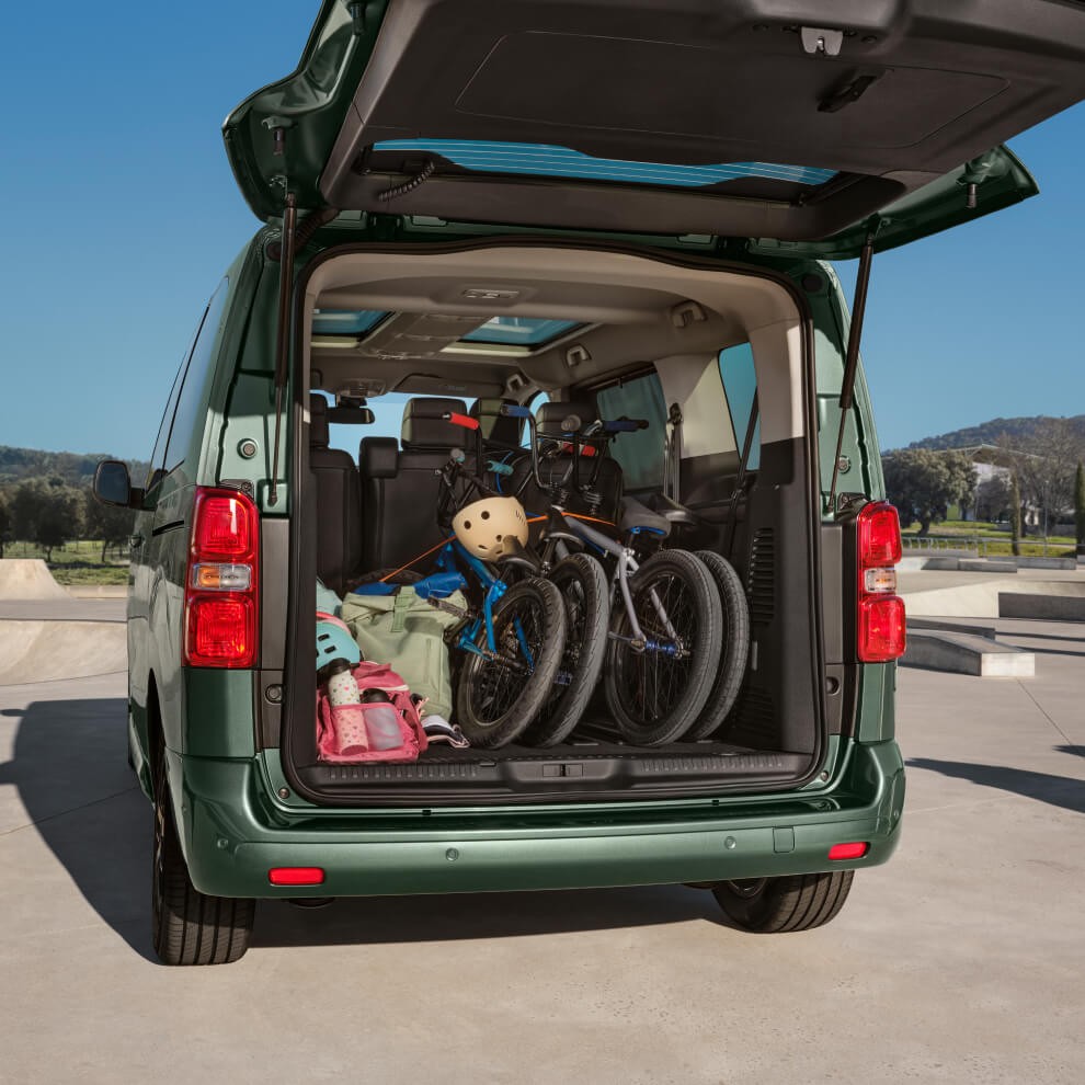 Toyota Proace Verso mit Fahrrädern und Gepäck im großen Kofferraum
