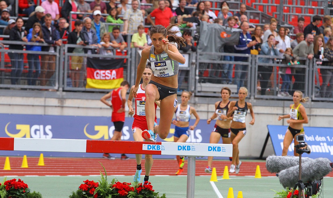 Gesa Felicitas Krause im Wettkampf springt über eine Hürde und eilt als erste voraus