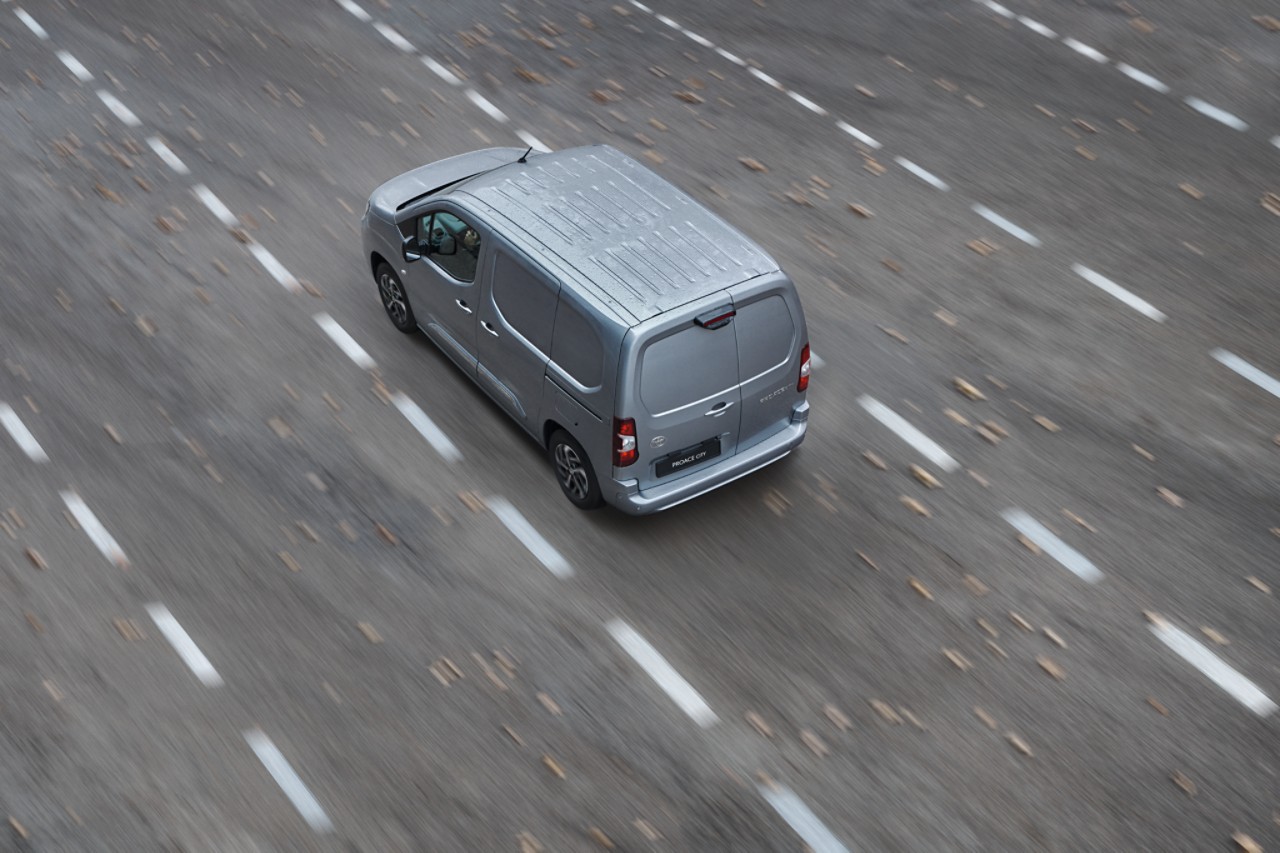 Ein Toyota Proace fährt eine lange Landstraße entlang