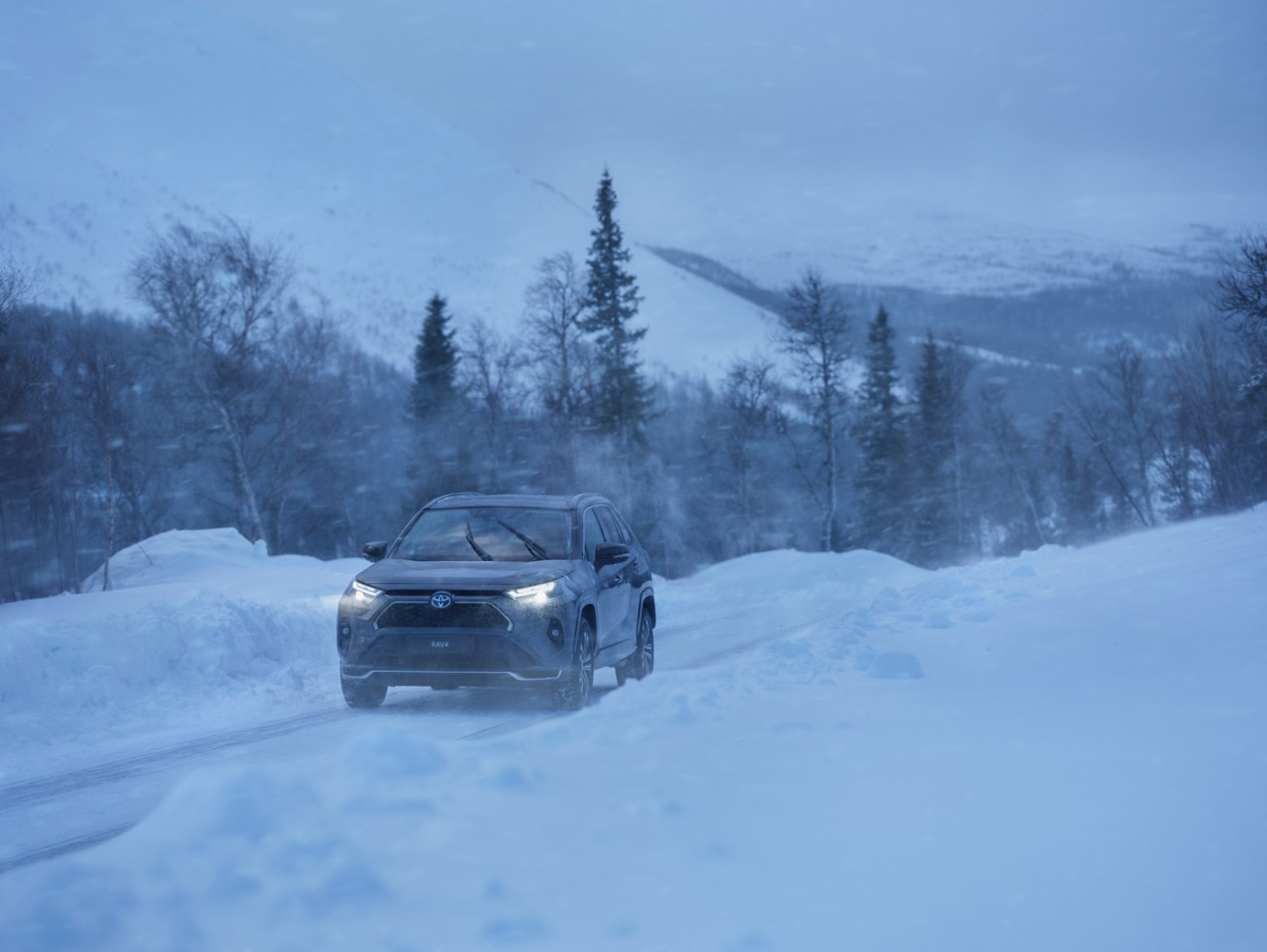 Ein Toyota Hilux auf einem verschneitem Berg